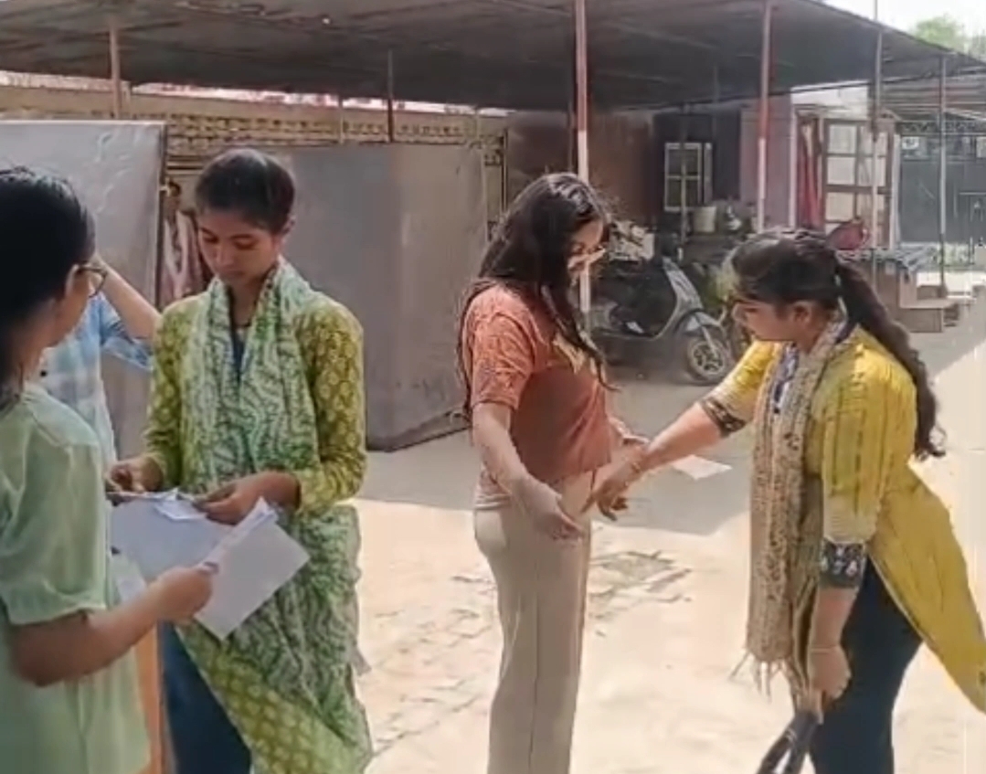 रविवार को आयोजित राष्ट्रीय पात्रता सह प्रवेश परीक्षा (NEET) के दौरान परीक्षा केंद्रों पर सुरक्षा व्यवस्था बेहद सख्त नजर आई।