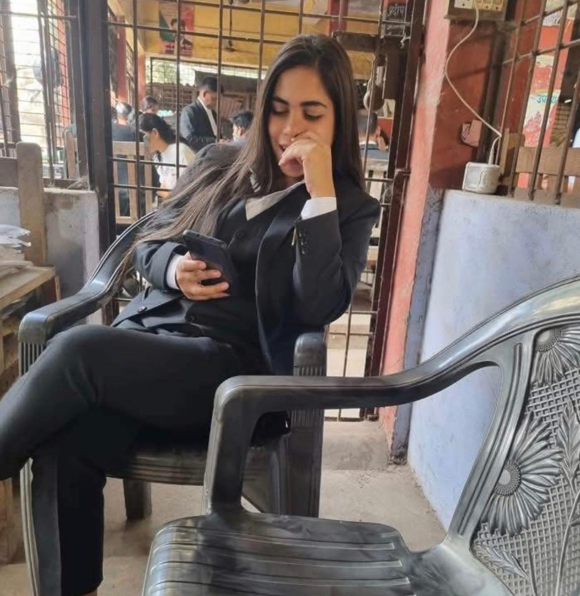 पल्लवी सिंह मूळची बलियाची रहिवासी आहे. सध्या फाफामऊमध्ये राहते.