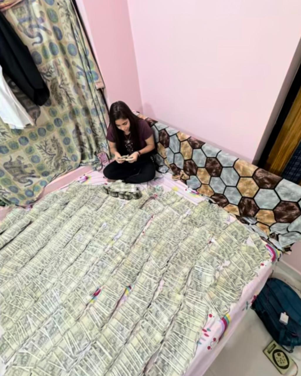 एक दिवसापूर्वी नोटांची बंडले बेडवर चर्चेत येण्यासाठी पसरवली होती.