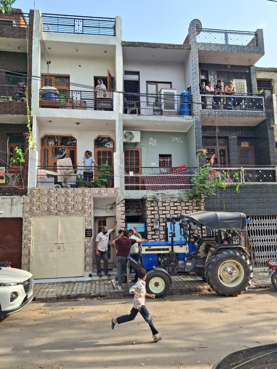 चंडीगढ़ के सेक्टर-38 में वेस्ट डड्डू माजरा कॉलोनी की इसी बिल्डिंग में परिवार रहता है।
