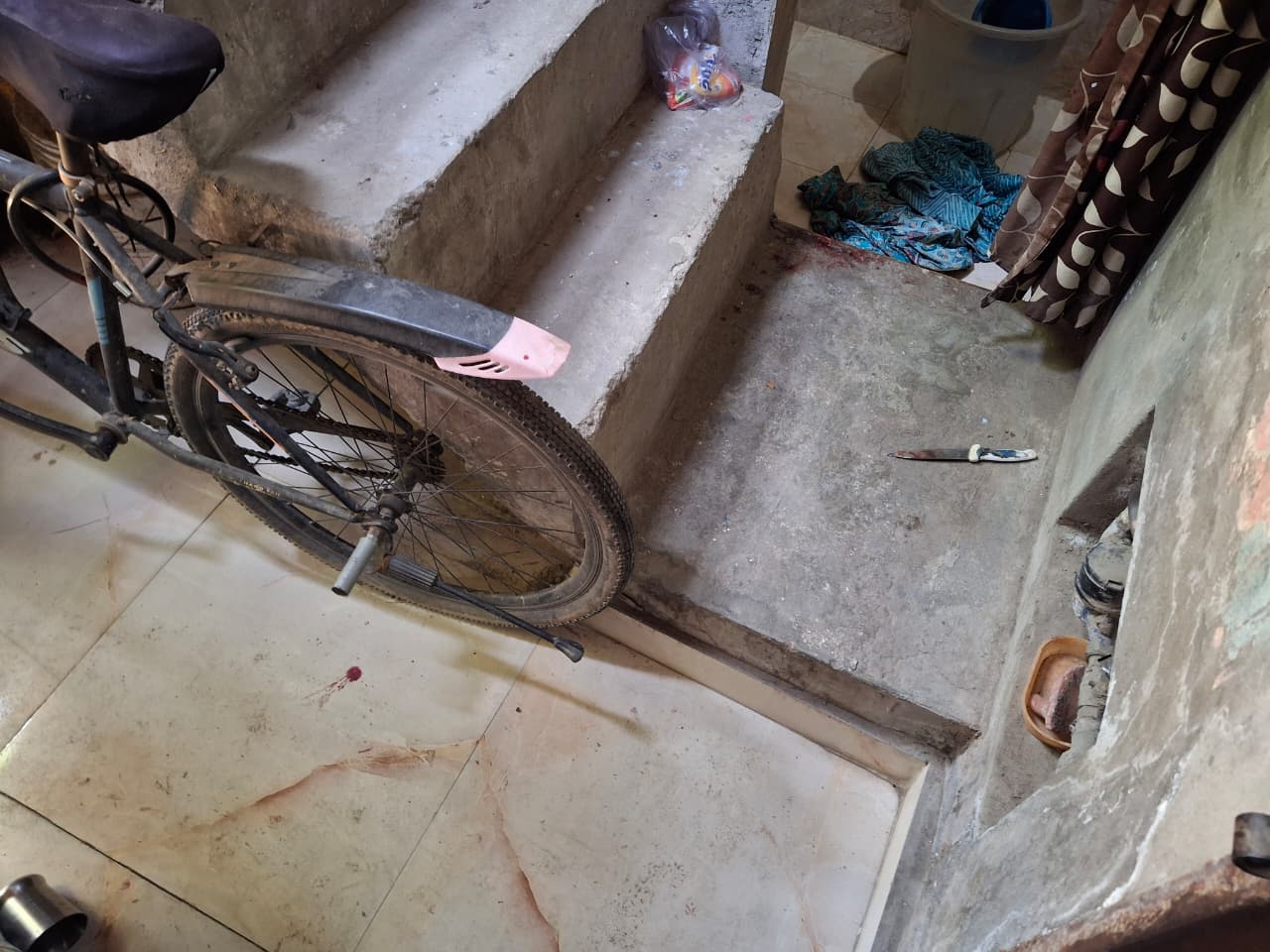 घर के बाहर सीढ़ियों पर पड़े इस चाकू से ही पति ने अपनी पत्नी पर हमला किया है।