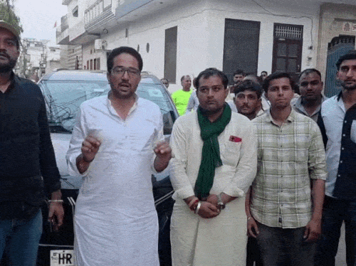 इनेलो के जिलाध्यक्ष कुनाल जानकारी देते हुए।