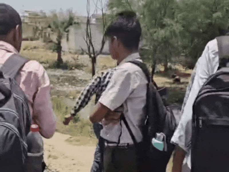 मौके से महिला को हटाते हुए