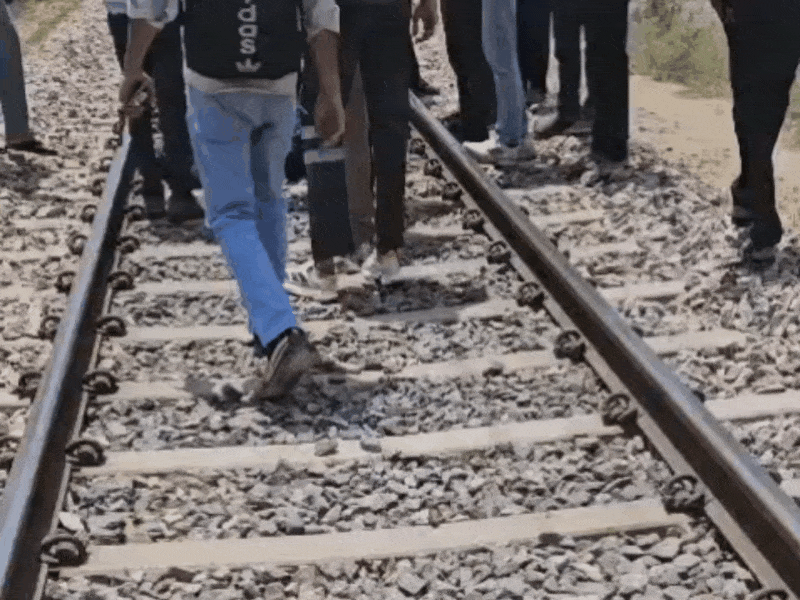 ट्रेन पर लेटी महिला और भीड़ जमा हो गई