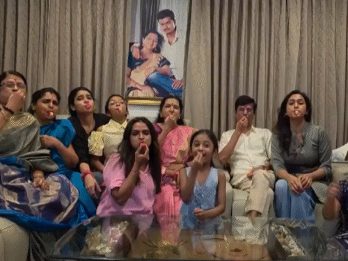 TVK के चीफ विजय के घर पर माता-पिता समेत परिवार के लोगों ने सीटी बजाकर जश्न मनाया।