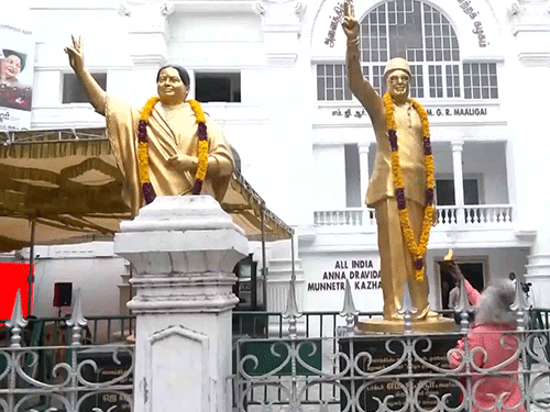चेन्नई में AIADMK ऑफिस के बाहर कार्यकर्ता जयललिता और MGR की पूजा करते दिखे।