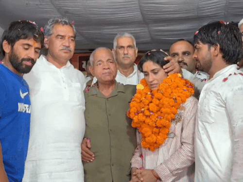 रेसलर विनेश फोगाट के साथ महावीर फोगाट। फाइल फोटो।