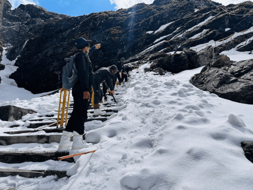हेमकुंड साहिब के रास्ते से बर्फ हटाते स्वयंसेवक और सेना के जवान।
