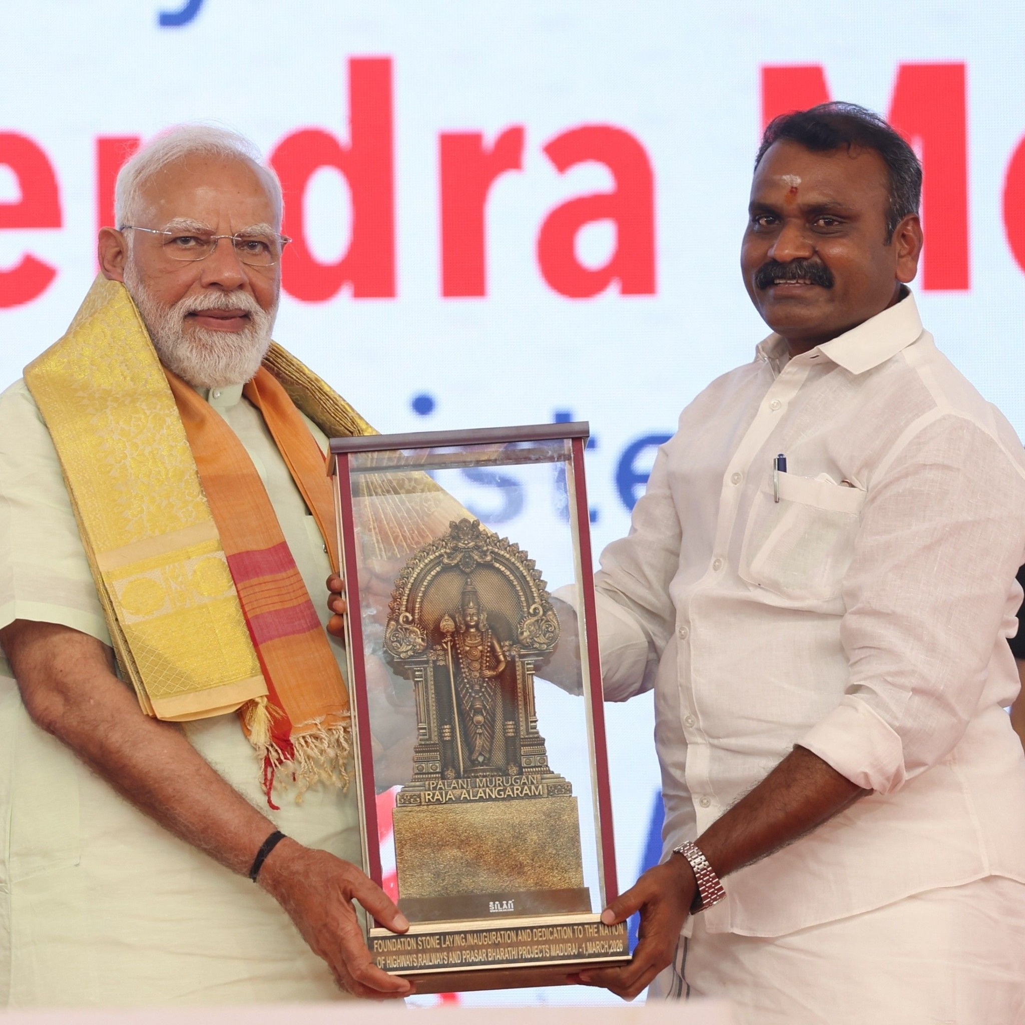 एल मुरुगन प्रधानमंत्री नरेन्द्र मोदी के साथ।