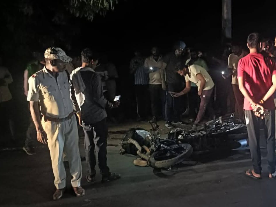 हादसे के बाद मौके पर जुटी भीड़ और पुलिस।