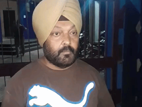 दुकानदार बब्बल जानकारी देते हुए।