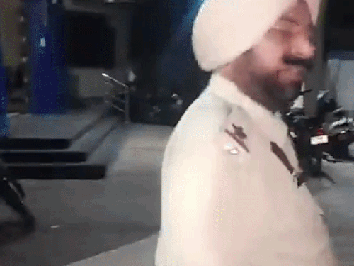 थाना बस्ती बावा खेल का आईओ नीला सिंह जानकारी देते हुए।