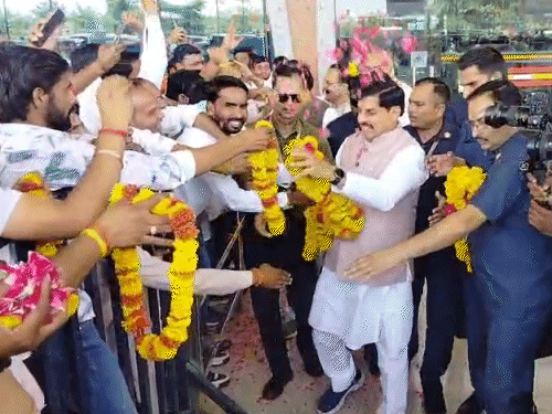 ग्वालियर एयरपोर्ट पर सीएम डॉ. मोहन यादव का स्वागत किया गया।