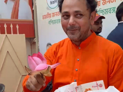 કોલકાતામાં ભાજપ કાર્યાલય બહાર કાર્યકર કમળનું ફૂલ લઈને પહોંચ્યો અને મીઠાઈ વહેંચી.