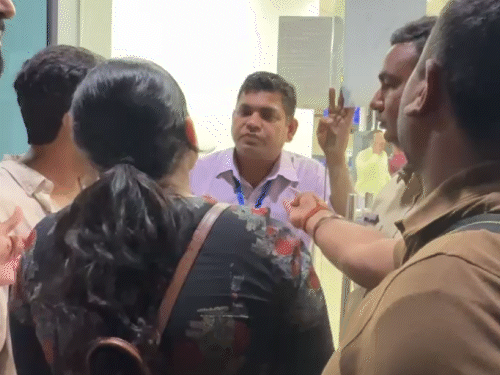 यात्रियों ने जब एयरपोर्ट प्रशासन से इस बारे में जानना चाहा तो कोई ठोस जवाब नहीं मिला।
