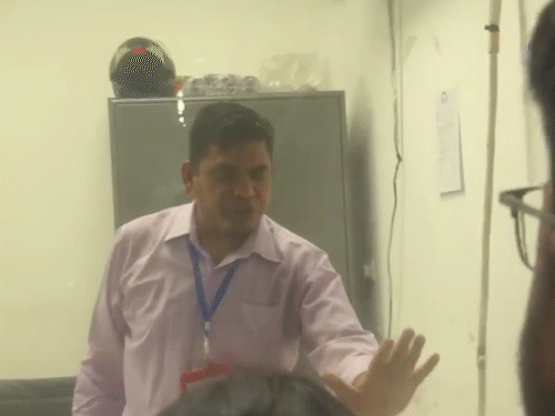 बाद में अधिकारियों ने स्वीकार किया कि छोटा विमान आने के कारण सीटें कम पड़ गईं।