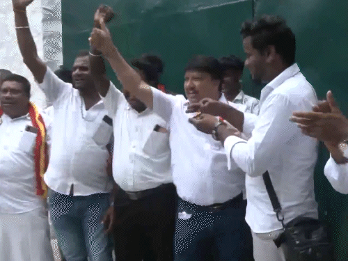 चेन्नई में TVK पार्टी ऑफिस के बाहर कार्यकर्ता एक-दूसरे को मिठाई खिलाकर जश्न मनाते दिखे।