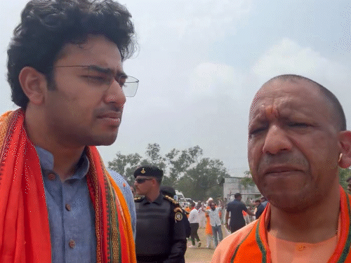 सीएम योगी ने 27 अप्रैल को कल्याणी सीट पर रोड के दौरान और भाजयुमो के राष्ट्रीय अध्यक्ष तेजस्वी सूर्या के साथ सेल्फी वीडियो बनाया था।