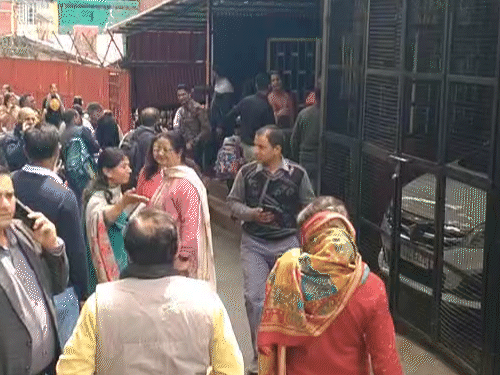 बम से उड़ाने की धमकी के बाद स्कूल पहुंचे परिजन।