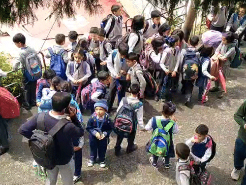 शिमला का दयानंद स्कूल परिसर धमकी मिलने के बाद खाली कराया गया।