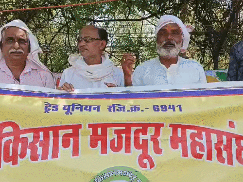 पॉलीटेक्निक चौराहे पर प्रदर्शन कर रहे किसान।