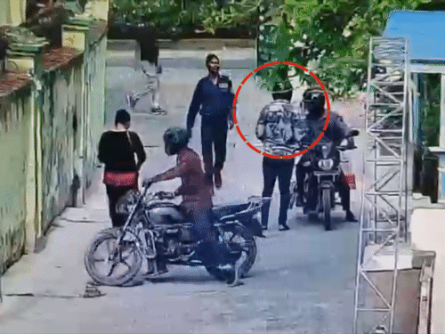 फिर दंपति को बाइक से गिराया और सोने की चेन छिनी।