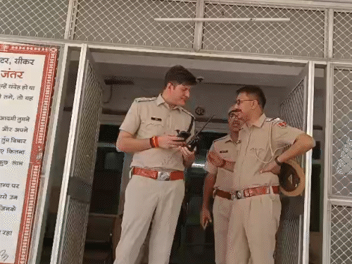 सर्च अभियान के दौरान परिसर में मौजूद पुलिस के अधिकारी।