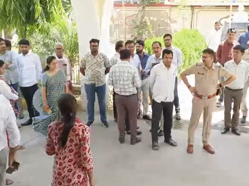 सूचना के बाद सुरक्षा एजेंसियों ने पहुंचकर परिसर को खाली कराया।
