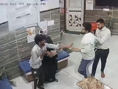 बाइक सवार ने नवजात को टक्कर मारी
