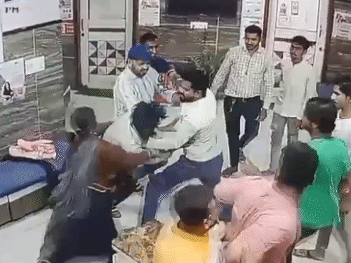 बाइक सवार ने नवजात को टक्कर मारी
