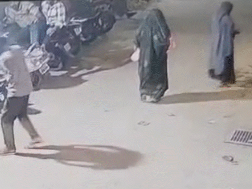 बाइक सवार ने नवजात को टक्कर मारी