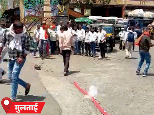 पटाखे फोड़कर जीत का जश्न मनाते बीजेपी कार्यकर्ता।