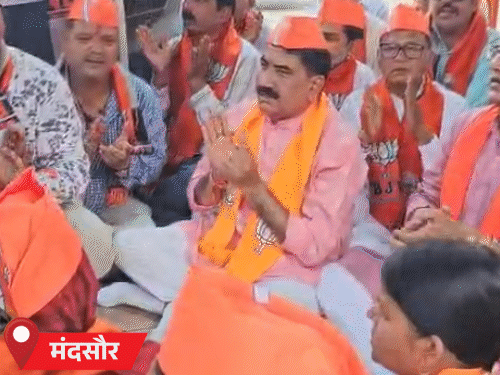 मंदसौर सांसद सुधीर गुप्ता ने बीजेपी की जीत की खुशी में हनुमान चालीसा का पाठ किया।