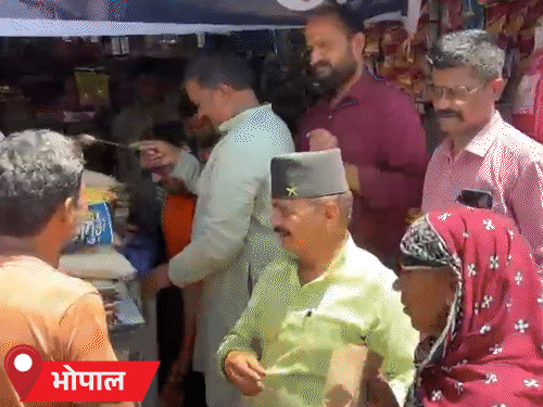 भोपाल में भी बीजेपी नेताओं ने कार्यकर्ताओं और लोगों के बीच झालमुड़ी बांटकर खुशियां जाहिर की।