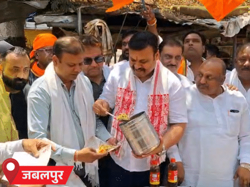 बीजेपी विधायक अभिलाष पांडेय ने झालमुड़ी बांटकर जश्न मनाया।