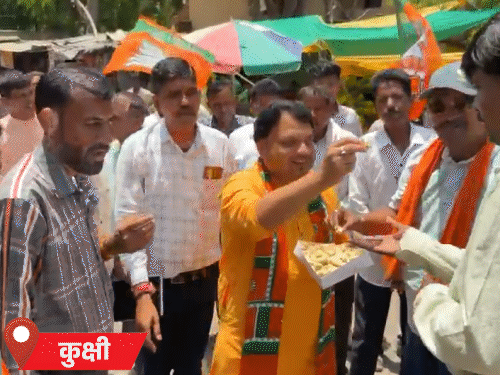 एक दूसरे को मिठाई खिलाकर खुशियां बना रहे बीजेपी नेता।