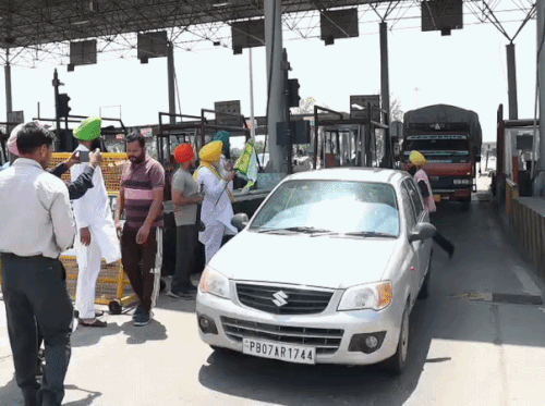 टोल फ्री होने के बाद गुजरते वाहन।