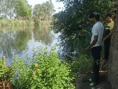 युवक ने नहर में कूदकर बच्चे को बाहर निकाला।