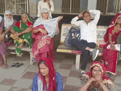 प्रदर्शन के दौरान मरीज परेशान रहे।