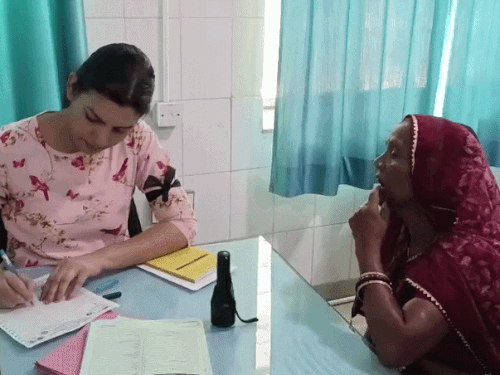 डॉक्टर्स ने काली पट्टी बांधकर मरीज देखे।