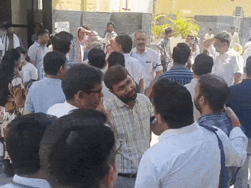 डॉक्टर्स ने काली पट्टी बांधकर ट्रॉमा सेंटर के बाहर इकट्ठे होकर प्रदर्शन किया।