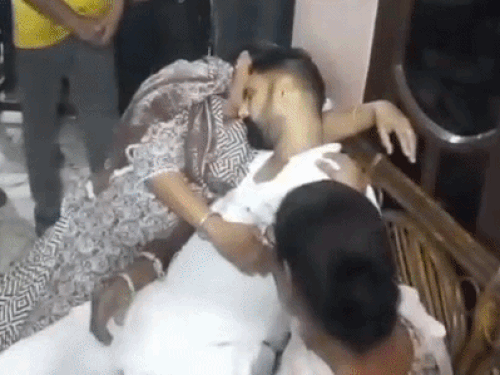 व्यक्ति के शव से लिपटकर रोते हुए परिजन।