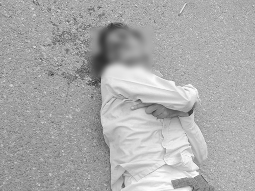 जमीन पर गिरते ही कर्मचारी की मौके पर ही मौत हो गई।