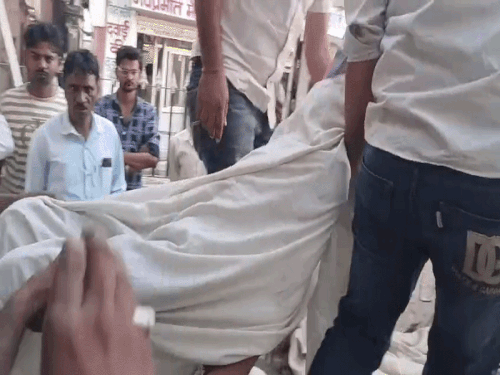 पोस्टमॉर्टम के बाद शव परिजनों को सौंप दिया है।