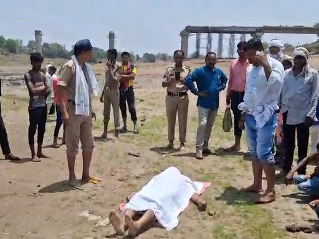 गोताखोरों ने निकाला आरक्षक का शव।