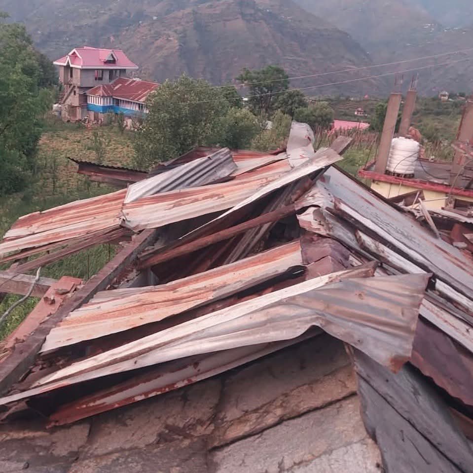 शिमला जिला के चौपाल के नेरवा में तूफान से उखड़ी छत्त।