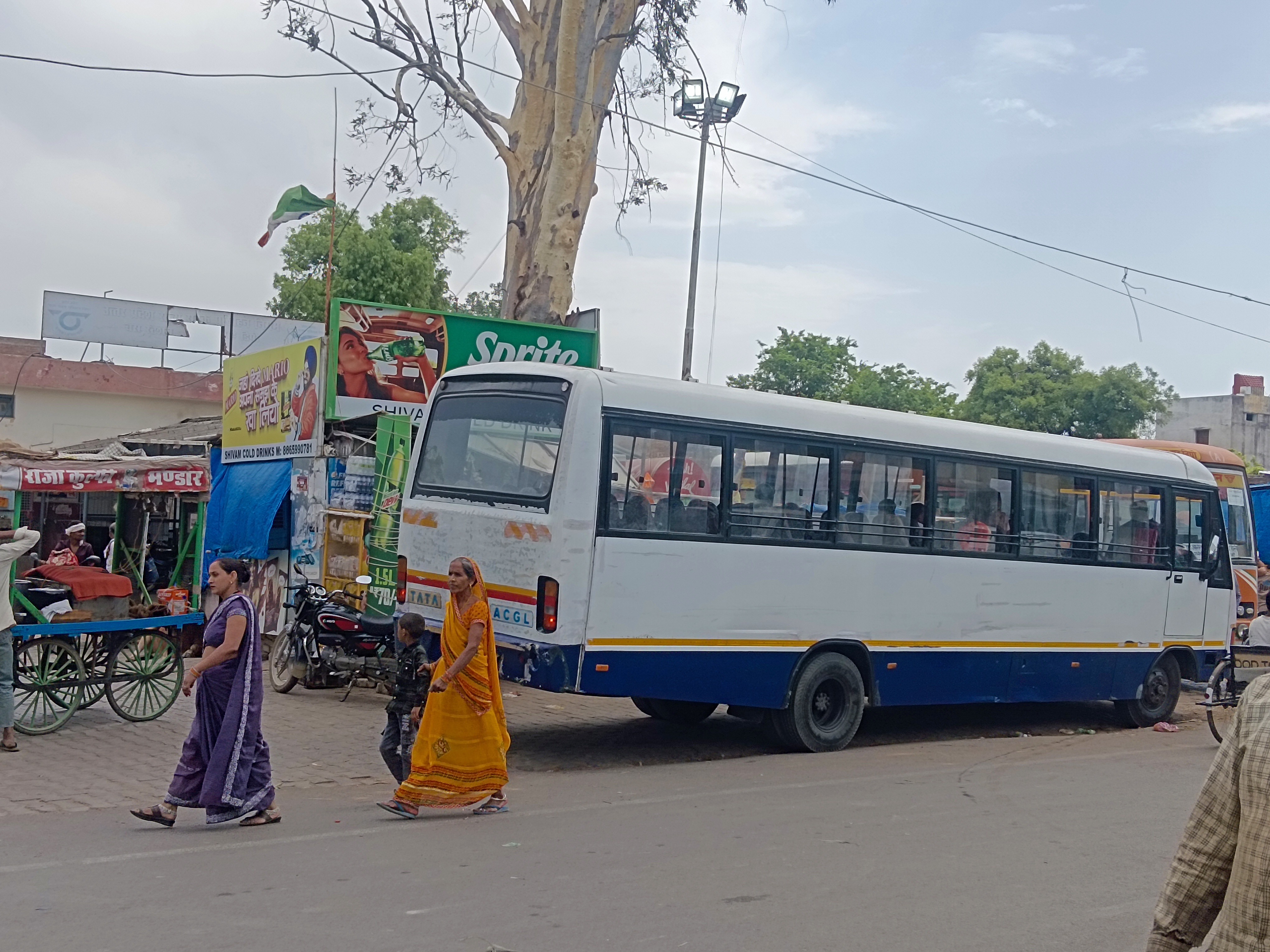 Bah Bus Stand Chaos | Illegal Vehicles Cause Revenue Loss