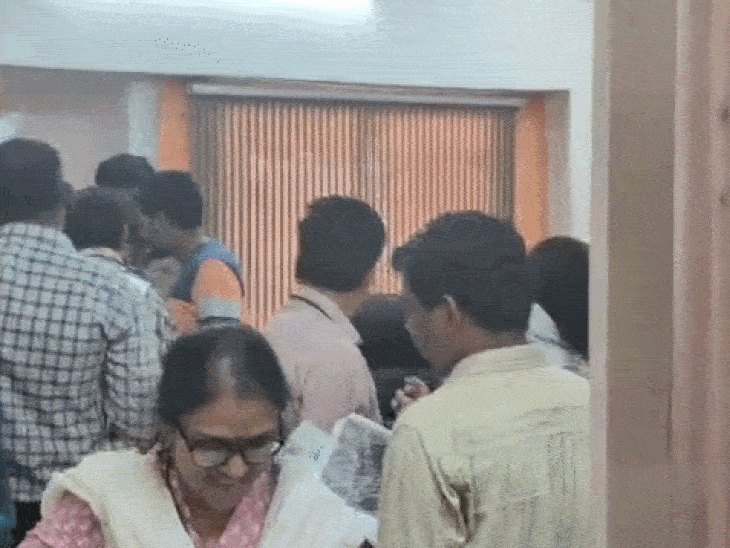 जोन कार्यालय- 8 जहां प्रगणकों की भीड़ लगी है।