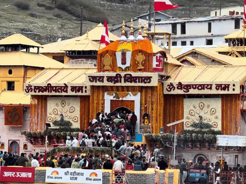 बद्रीनाथ में लोगों की भीड़ देखने को मिली.