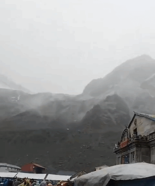 केदारनाथ धाम में आज मौसम खराब है और रुक-रुक कर बारिश हो रही है.